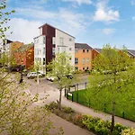Stylish Serviced Apartment In Reading